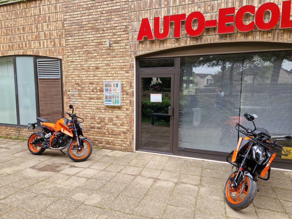 Façade de l'auto-moto école Sucy Conduites avec ses motos KTM 390 Duke