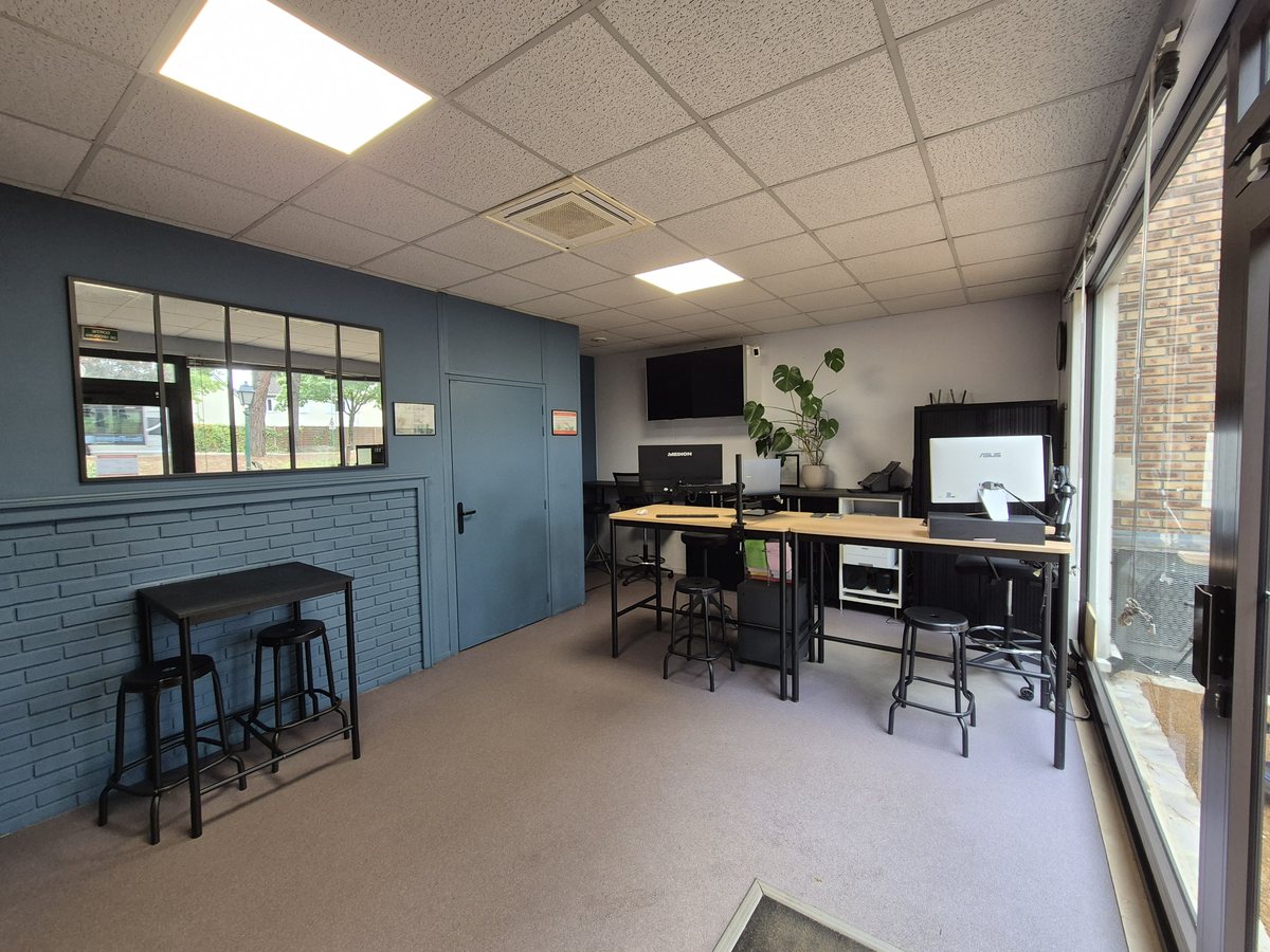 L'intérieur de l'agence Sucy Conduites, avec la salle de code