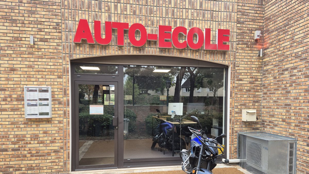 Façade de l'auto-moto école Sucy Conduites, 15 avenue Charles de Gaulle à Sucy-en-Brie
