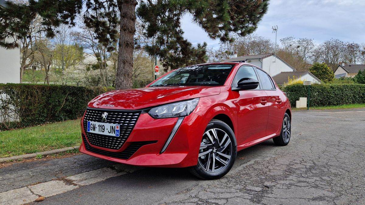 Peugeot 208 rouge de l'auto-école SucyConduites, garée dans une rue de Sucy-en-Brie