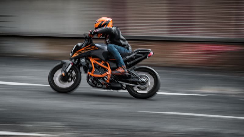 KTM 390 Duke en mouvement, roadster à boîte manuelle pour le permis moto A2