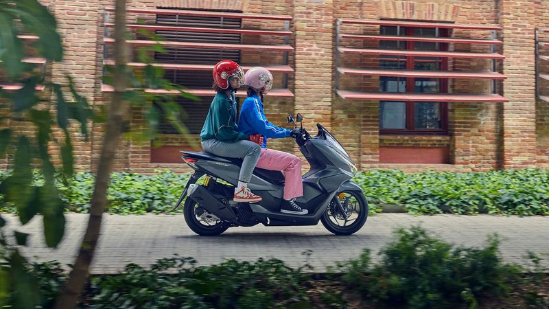 Scooter 125 Honda PCX avec conducteur et passagère