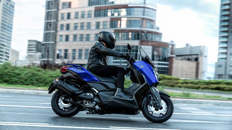 Yamaha XMAX 300 en ville, maxi-scooter automatique pour le permis A2