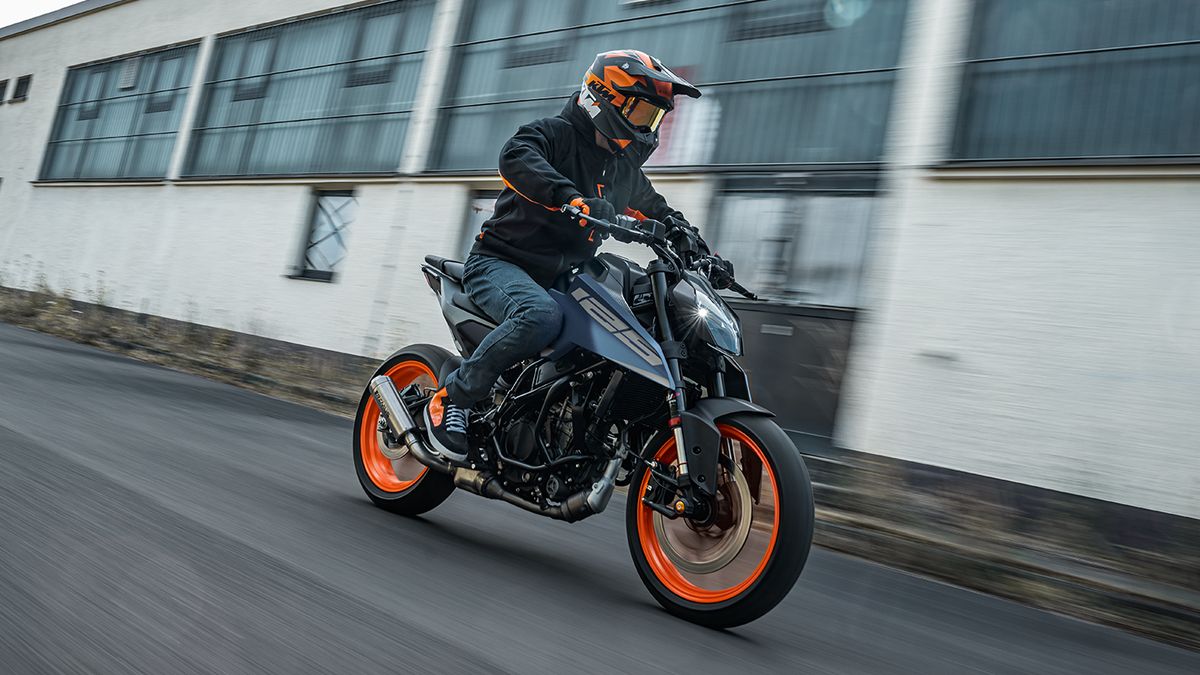 Moto 125 KTM Duke en mouvement, pour le permis A1 dès 16 ans
