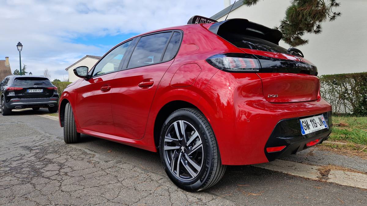 Peugeot 208 rouge de l'auto-école Sucy Conduites avec son panneau « Auto-école »