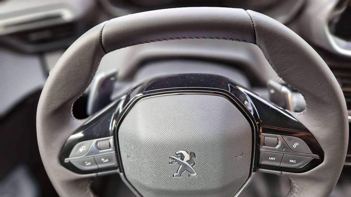 Volant de la Peugeot 208 de l'auto-école SucyConduites