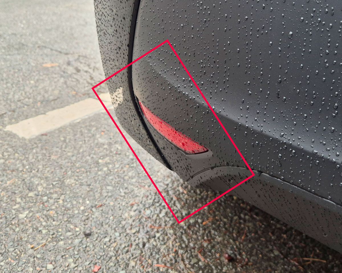 Question 28 : Vérifiez l'état et la propreté des dispositifs réfléchissants – illustration sur Peugeot 208