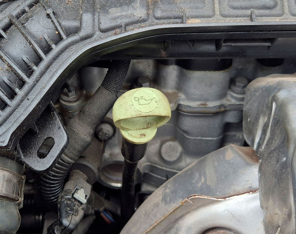 Question 22 : Montrez où doit s'effectuer le contrôle du niveau d'huile moteur – illustration sur Peugeot 208