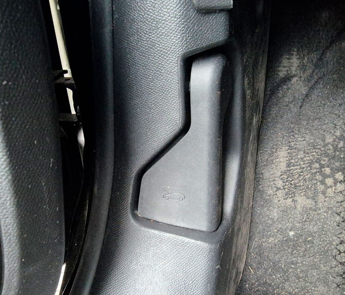 Question 48 : Ouvrez et refermez le capot, puis vérifiez sa bonne fermeture – illustration sur Peugeot 208