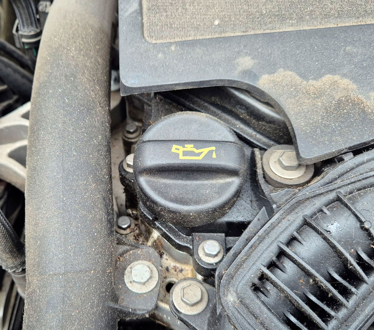 Question 36 : Montrez où s'effectue le remplissage de l'huile moteur – illustration sur Peugeot 208