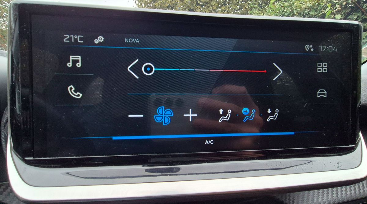 Question 21 : Positionnez la commande pour diriger l'air vers le pare-brise – illustration sur Peugeot 208