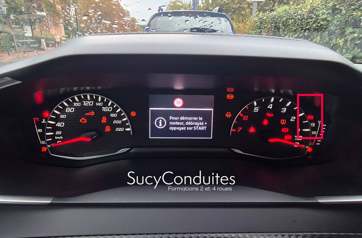Question 23 : Montrez le voyant d'alerte signalant un défaut de batterie – illustration sur Peugeot 208