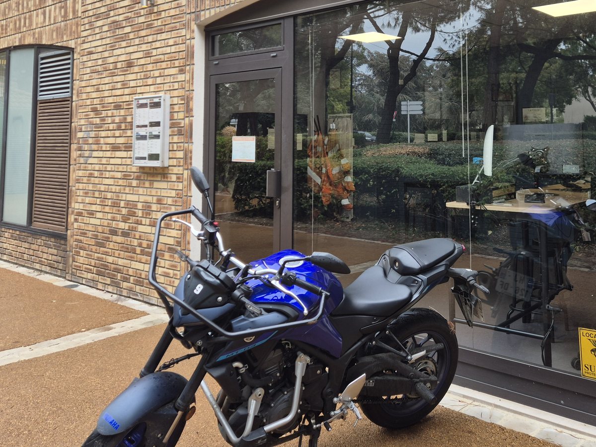 La Yamaha MT-03 de la moto-école Sucy Conduites devant l'agence